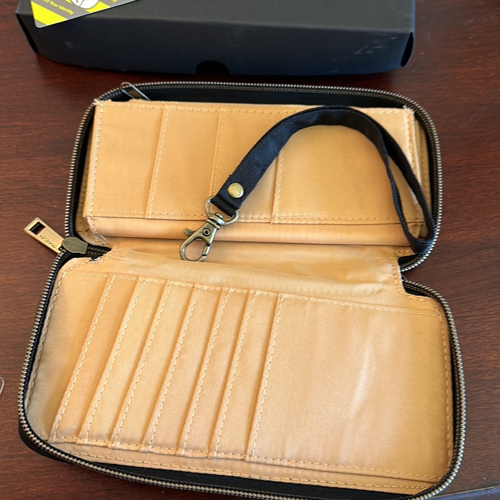 RFID blocking wallet - Picture 2 of 3